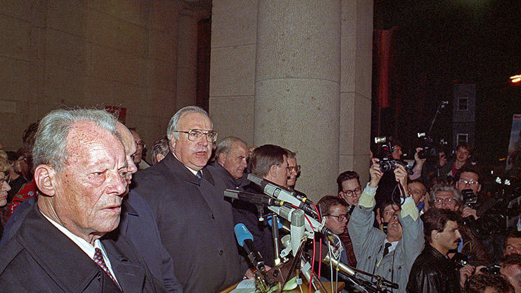 O ex-chanceler, Willy Brandt, e o chanceler federal, Dr. Helmut Kohl, em um grande comício em frente à prefeitura de Schöneberg, em Berlim Ocidental, após a abertura do Muro de Berlim