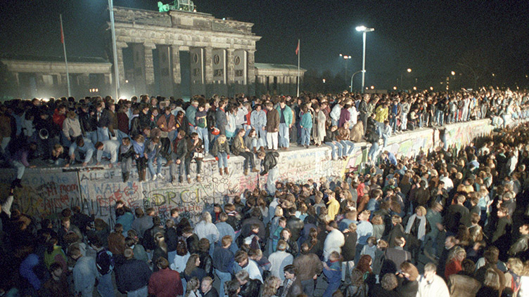 الناس فوق جدار برلين عند بوابة براندنبورغ في ليلة 9 إلى 10 تشرين الثاني/نوفمبر 1989.