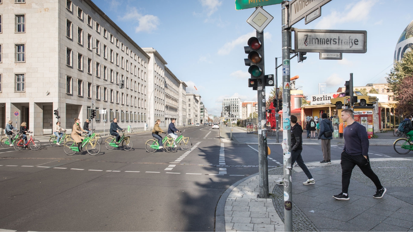 A Wilhelmstraße em Berlim, comparada em 1982 com o muro e em 2024, 35 anos após a queda do muro