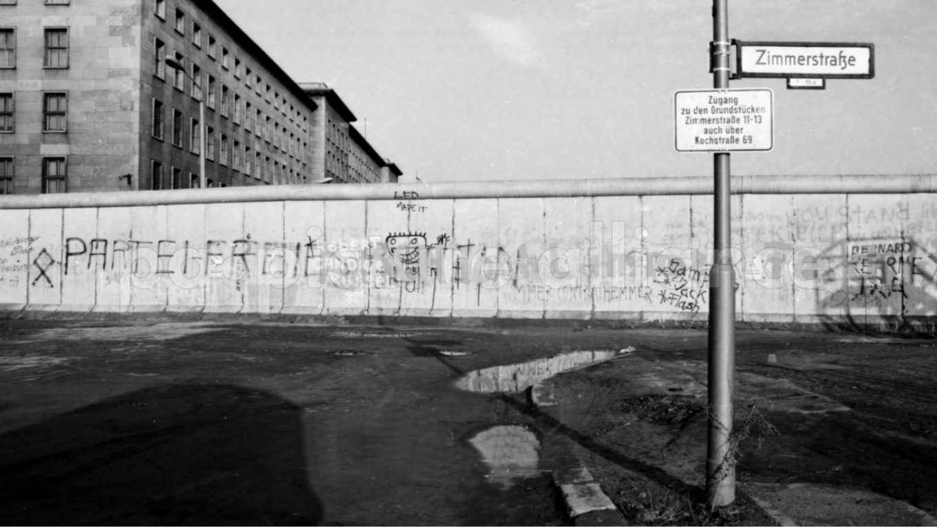 A Wilhelmstraße em Berlim, comparada em 1982 com o muro e em 2024, 35 anos após a queda do muro