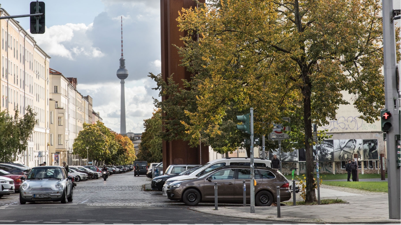 A Bernauer Straße em Berlim, comparada em 1982 com o muro e em 2024, 35 anos após a queda do muro