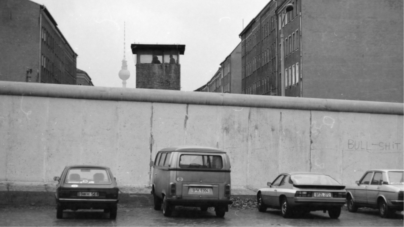 A Bernauer Straße em Berlim, comparada em 1982 com o muro e em 2024, 35 anos após a queda do muro