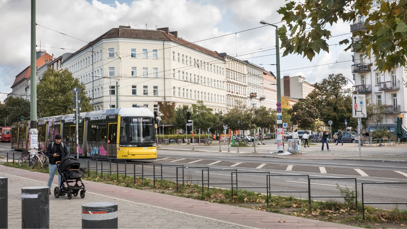 A Bernauer Straße em Berlim, comparada em 1982 com o muro e em 2024, 35 anos após a queda do muro