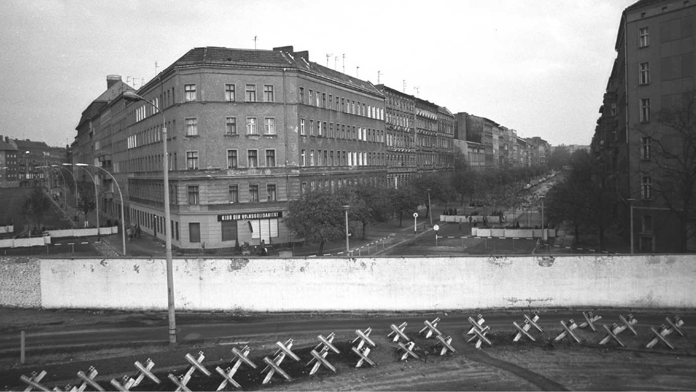 A Bernauer Straße em Berlim, comparada em 1982 com o muro e em 2024, 35 anos após a queda do muro