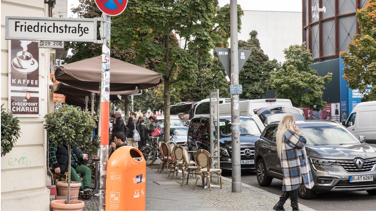 A Friedrichstraße em Berlim, comparada em 1961 com o muro e em 2024, 35 anos após a queda do muro