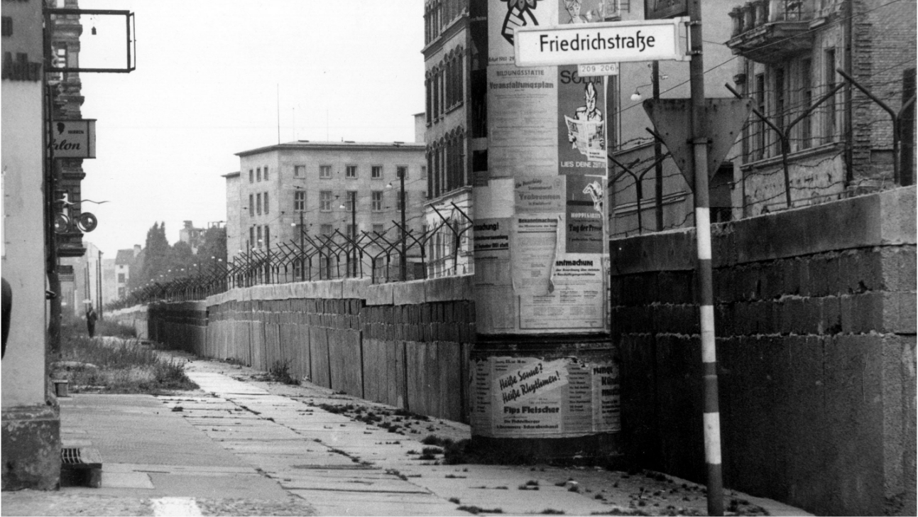 A Friedrichstraße em Berlim, comparada em 1961 com o muro e em 2024, 35 anos após a queda do muro