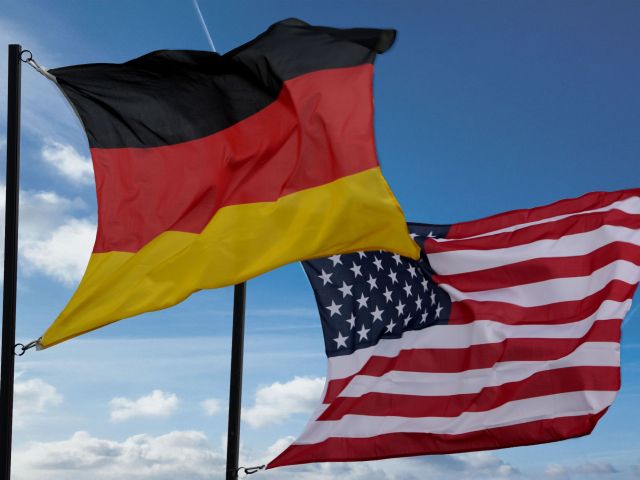 Die deutsche und die amerikanische Flagge beim Manöver „Tiger Meet“