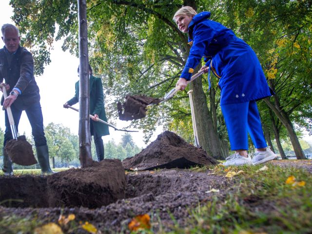 Manuela Schwesig bei einer Pflanzaktion anlässlich des Tags der Deutschen Einheit