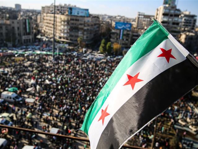 Syrische Flagge vor einem Platz in Aleppo 