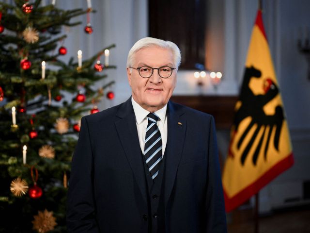 Bundespräsident Frank-Walter Steinmeier vor einem Weihnachtsbaum im Schloss Bellevue. 