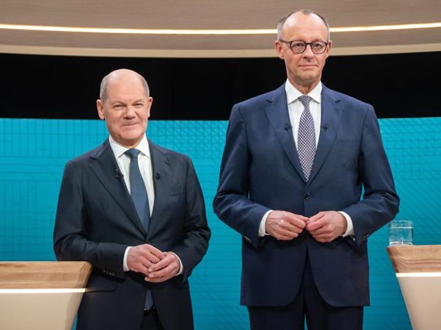 Kanzler Olaf Scholz und Unionskanzlerkandidat Friedrich Merz (r.) 