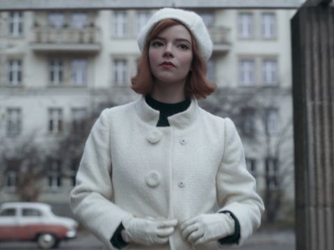 Anya Taylor-Joy spaziert in „Das Damengambit“ die Karl-Marx-Allee entlang.