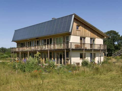 Dieses Haus besteht unter anderem aus Stroh. Dieses Haus besteht unter anderem aus Stroh.