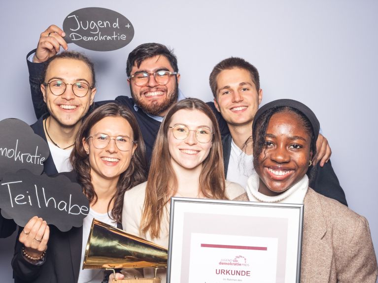 En 2022, Youth Lead the Change Germany a remporté le prix de la Démocratie de la jeunesse. En 2022, Youth Lead the Change Germany a remporté le prix de la Démocratie de la jeunesse.