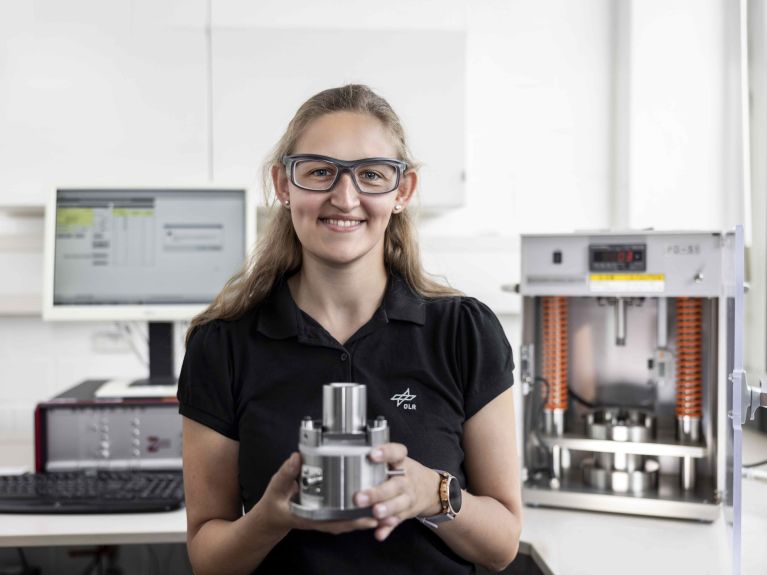 A staff member at the DLR Aerogels Department 