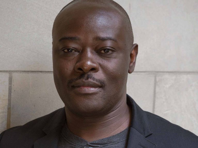 Helon Habila ist Professor für Kreatives Schreiben an der George Mason University im US-Bundesstaat Virginia.