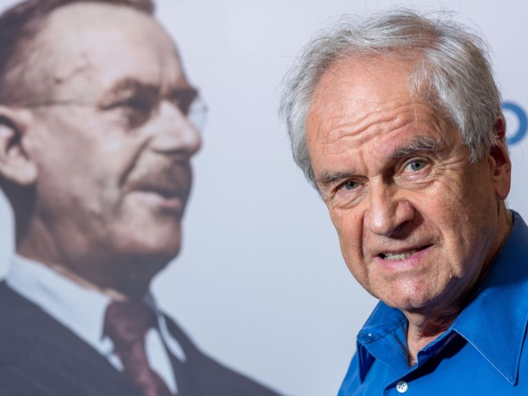 Frido Mann vor einem Bild seines Großvaters Thomas Mann Frido Mann vor einem Bild seines Großvaters Thomas Mann