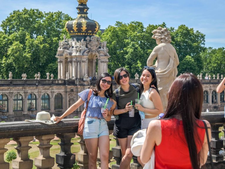 Chinesische Touristinnen am Zwingerhof mit Kronentor in Dresden Chinesische Touristinnen am Zwingerhof mit Kronentor in Dresden