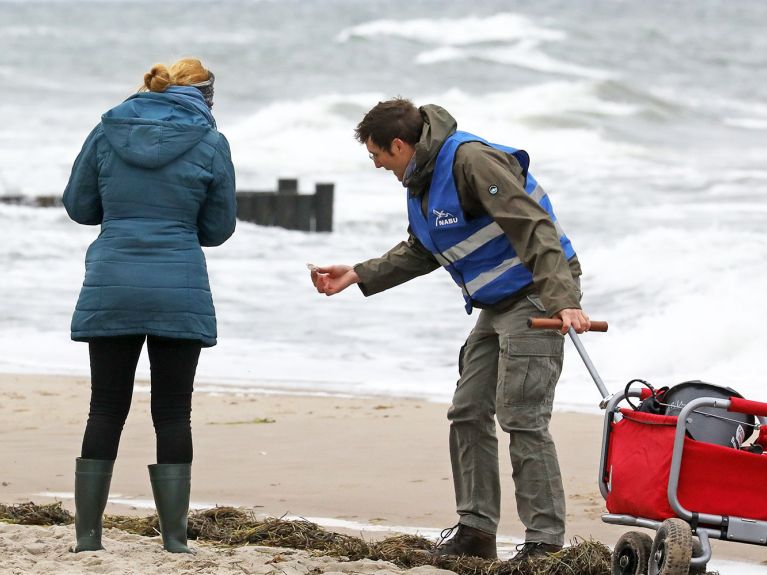 Voluntários também recolhem o lixo na costa do Mar Báltico.