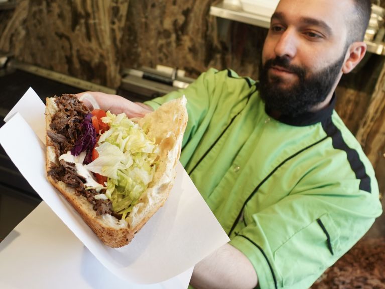 Fladenbrot, Fleisch vom Spieß, Salat und gerne scharf: Döner Kebap