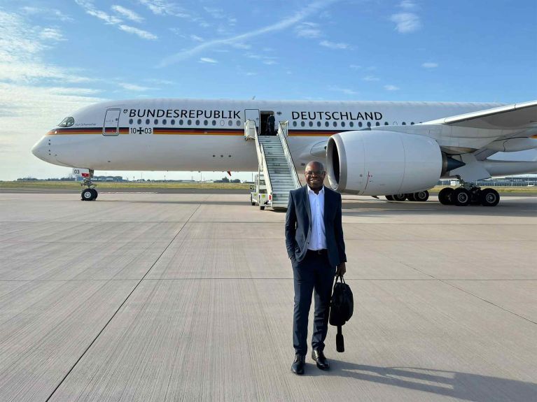 Henri Depe Tchatchu faisait partie d’une délégation allemande qui a accompagné Annalena Baerbock lors de son voyage au Sénégal. 