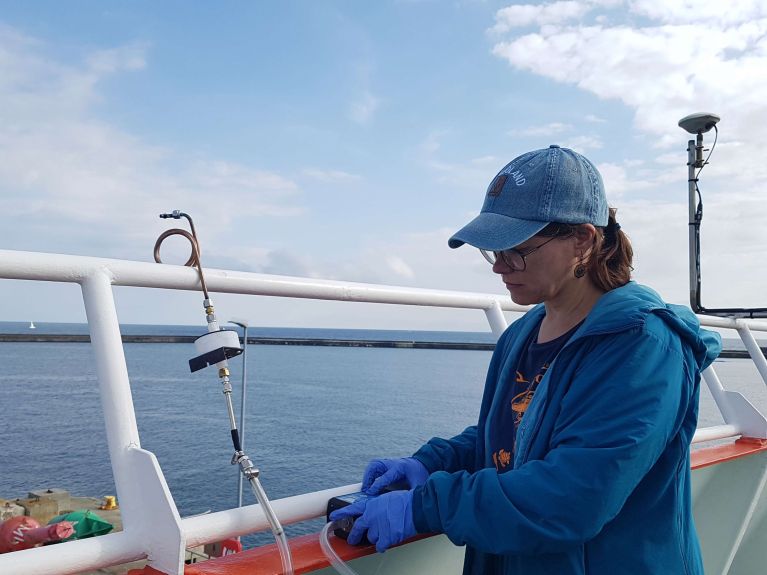 Manuela van Pinxteren beim Aufbau eines Gasphasensammlers 