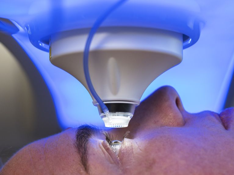 激光视力矫正只需几秒钟。 激光视力矫正只需几秒钟。