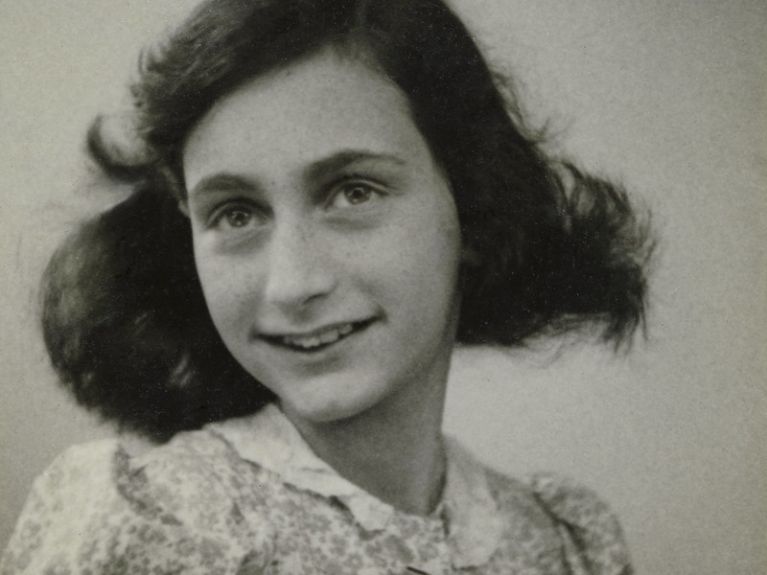 Jedno z ostatnich zdjęć Anne Frank, zrobione w 1942 r. Jedno z ostatnich zdjęć Anne Frank, zrobione w 1942 r.