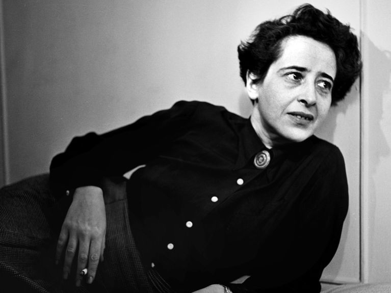 Hannah Arendt en 1944 en Estados Unidos, retratada por el fotógrafo Fred Stein, que también había emigrado.