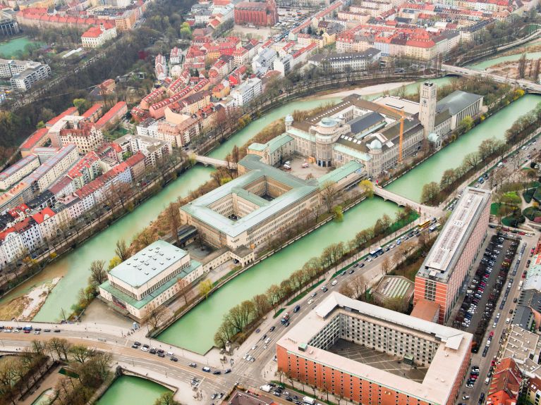 Muzeum Niemieckie znajduje się na wyspie na rzece Isar i jest uważane za największe muzeum techniki na świecie.