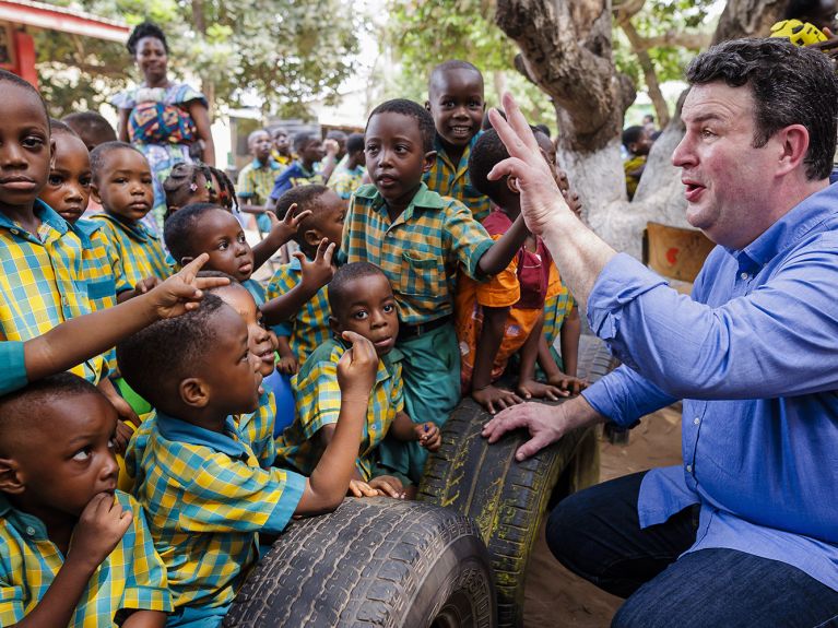 Hubertus Heil, le ministre allemand du Travail, avec des élèves au Ghana