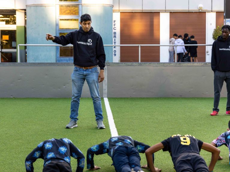 少年们热爱俯卧撑。 少年们热爱俯卧撑。