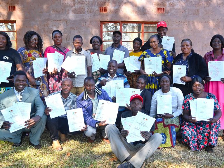 Depuis 2014, beaucoup d’agricultrices et d’agriculteurs ont participé aux cours de l’AKTC. Depuis 2014, beaucoup d’agricultrices et d’agriculteurs ont participé aux cours de l’AKTC.