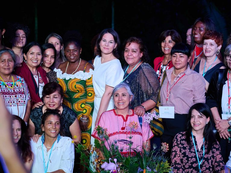 La ministra alemana de Asuntos Exteriores, Annalena Baerbock, con las participantes en la reunión de UNIDAS en Cali