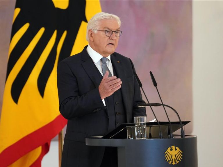 Federal President Frank-Walter Steinmeier dissolves the Bundestag. 