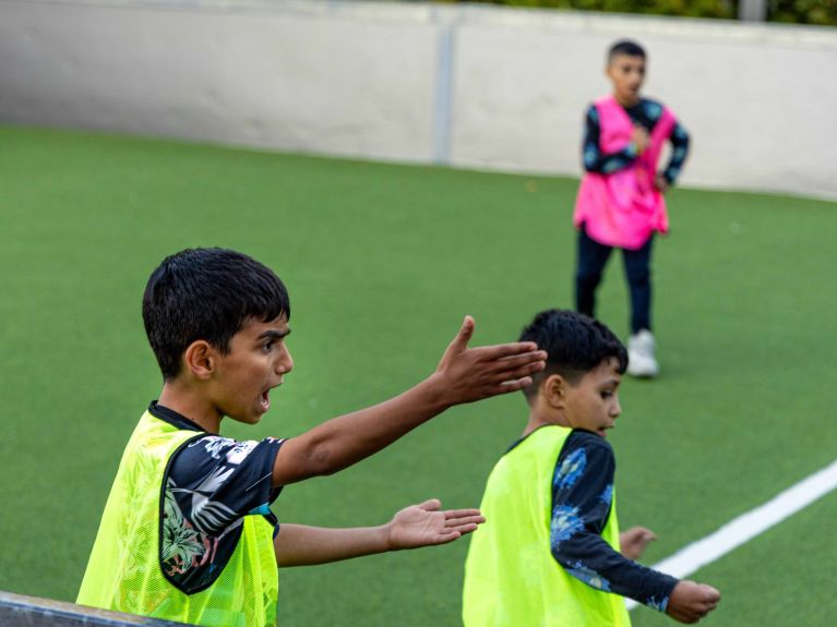 足球也是情感交织的运动。 足球也是情感交织的运动。