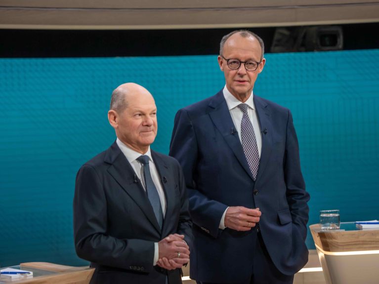 Federal Chancellor Olaf Scholz (SPD) and Friedrich Merz (CDU)