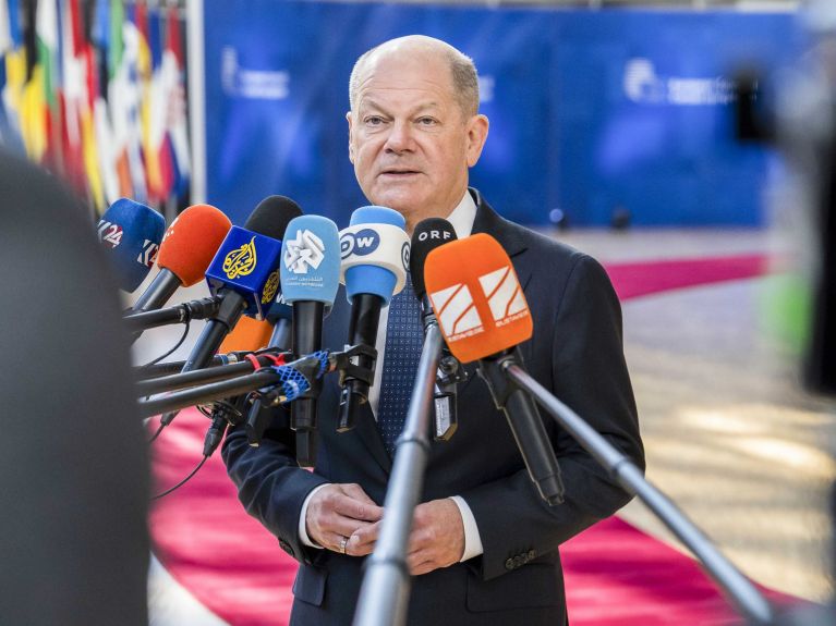 El canciller Scholz habla con la prensa en Bruselas.  