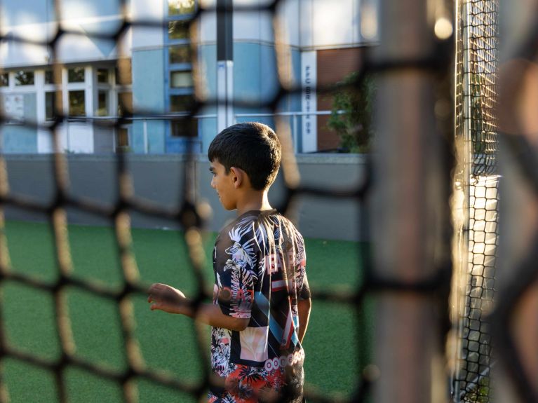 足球训练成为孩子们的守护网。 足球训练成为孩子们的守护网。