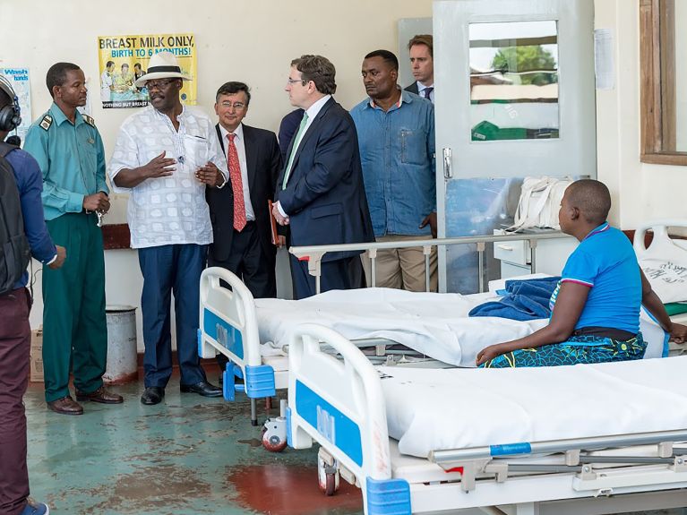 Achim Steiner, jefe del PNUD, en su visita a una clínica en Zimbabue.