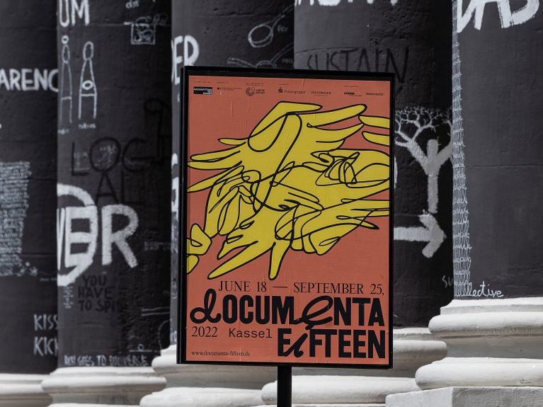 Plakat przed kolumnami Fridericianum