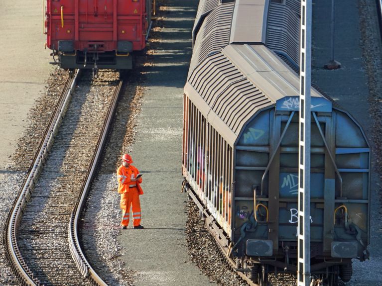 Startklar: Wagenmeister bei der Zugfertigstellung 