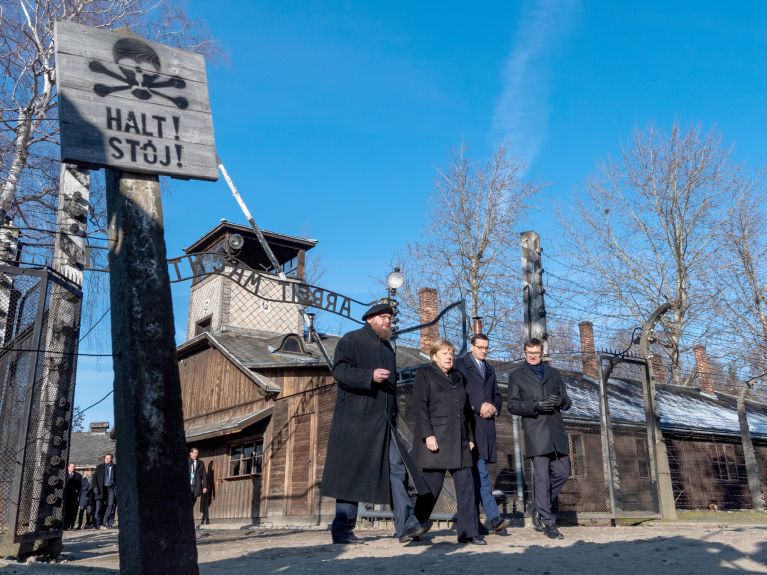 Bundeskanzlerin Angela Merkel besucht mit Polens Premierminister Mateusz Morawiecki im Dezember 2019 Auschwitz. Mit dabei: Piotr Cywinski (ganz links), Direktor der Gedenkstätte, und sein Stellvertreter Andrzej Kacorzyk (ganz rechts). 