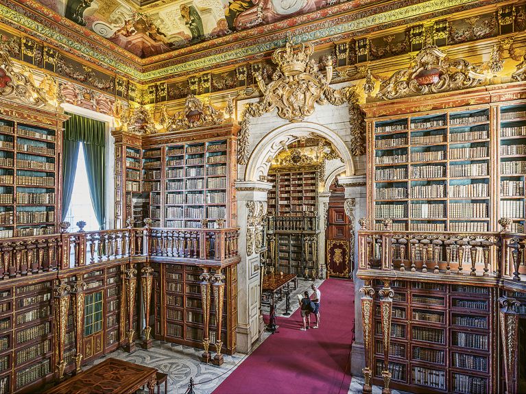 Wunderwerk des Barocks: die Biblioteca Joanina in Portugal 