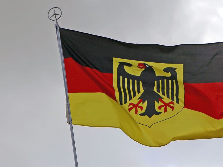 Bundesflagge mit Bundesadler