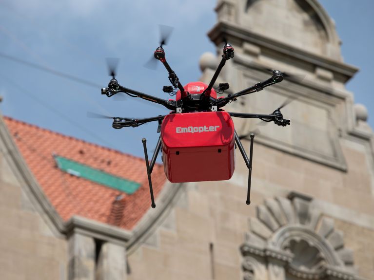 CEBIT 2018. Entrega de pizza pelo VANT. O EmQopter pode ser usado para diversas finalidades. 