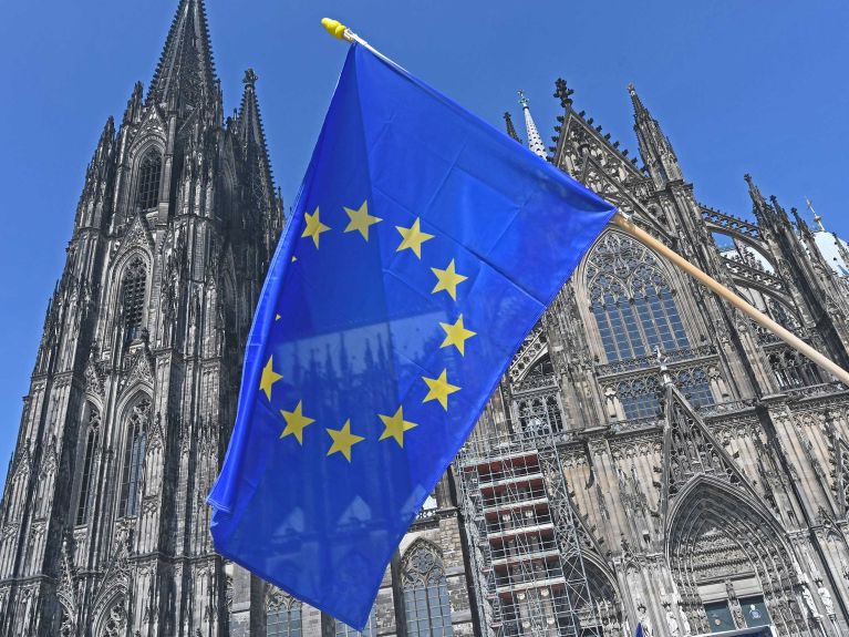 EU-Flagge vor Kölner Dom