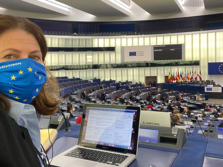 La co-fondatrice de Pulse of Europe Stephanie Hartung au Parlement européen