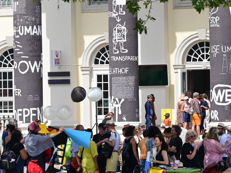 Visitantes diante do Fridericianum