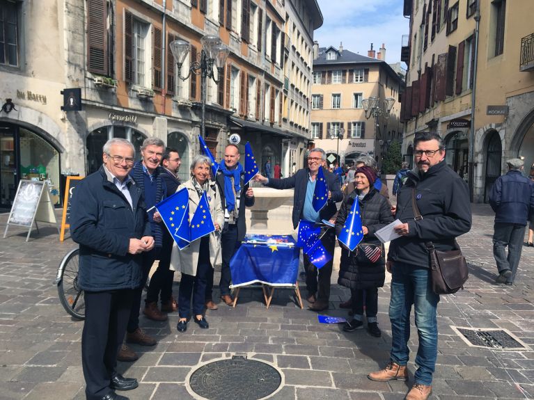 Marc Lavedrine (atrás à direita) apoia o movimento Pulse of Europe na França. 